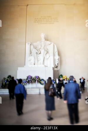 La statua del 16° presidente degli Stati Uniti Abraham Lincoln è vista all'interno del Lincoln Memorial il 12 febbraio 2009 a Washington, DC. La Commissione Bicentennale di Abraham Lincoln ha ospitato cerimonie in onore del 200° anniversario della nascita di Lincoln. Foto di Olivier Douliery/ABACAPRESS.COM Foto Stock