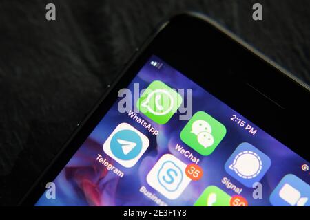 L'icona dell'app mobile WhatsApp viene visualizzata su uno smartphone. WhatsApp è un servizio di microblogging e social network su cui gli utenti postano interagire con i messaggi Foto Stock