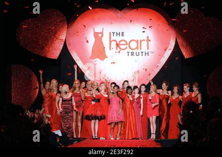 Modelli di celebrità sulla pista il 2009 febbraio 2009 mostra della collezione Red Dress di Heart Truth durante la settimana della moda di Mercedes Benz, autunno 13, al Bryant Park di New York City, USA. Foto di Greylock/ABACAPRESS.COM Foto Stock