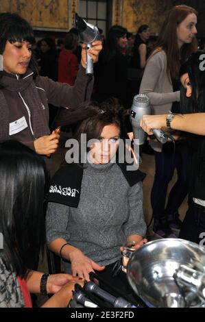 Brittany Snow Gets Make up applicato backstage alla mostra Heart Truth's Red Dress Collection durante Mercedes Benz Fashion Week autunno 2009 a Bryant Park a nNew York City, NY, USA il 13 febbraio 2009. Foto di Gregorio Binuya/ABACAPRESS.COM Foto Stock