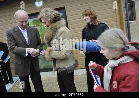 Si prega di nascondere i volti dei bambini prima della pubblicazione il 13 febbraio 2009 il Ministro francese del lavoro, delle relazioni con i lavoratori, della famiglia e della solidarietà Brice Hortefeux inaugura un vivaio a Fere en Tardenois, vicino a Reims, in Francia. Foto di Elodie Gregoire/ABACAPRESS.COM Foto Stock
