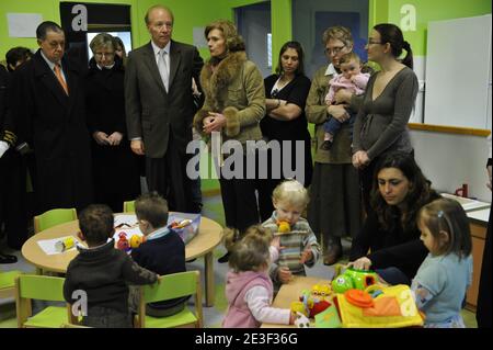 Si prega di nascondere i volti dei bambini prima della pubblicazione il 13 febbraio 2009 il Ministro francese del lavoro, delle relazioni con i lavoratori, della famiglia e della solidarietà Brice Hortefeux inaugura un vivaio a Fere en Tardenois, vicino a Reims, in Francia. Foto di Elodie Gregoire/ABACAPRESS.COM Foto Stock