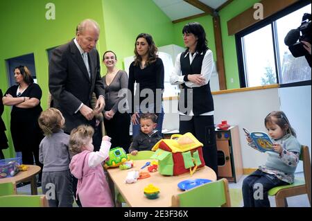 Si prega di nascondere i volti dei bambini prima della pubblicazione il 13 febbraio 2009 il Ministro francese del lavoro, delle relazioni con i lavoratori, della famiglia e della solidarietà Brice Hortefeux inaugura un vivaio a Fere en Tardenois, vicino a Reims, in Francia. Foto di Elodie Gregoire/ABACAPRESS.COM Foto Stock