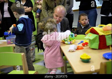 Si prega di nascondere i volti dei bambini prima della pubblicazione il 13 febbraio 2009 il Ministro francese del lavoro, delle relazioni con i lavoratori, della famiglia e della solidarietà Brice Hortefeux inaugura un vivaio a Fere en Tardenois, vicino a Reims, in Francia. Foto di Elodie Gregoire/ABACAPRESS.COM Foto Stock