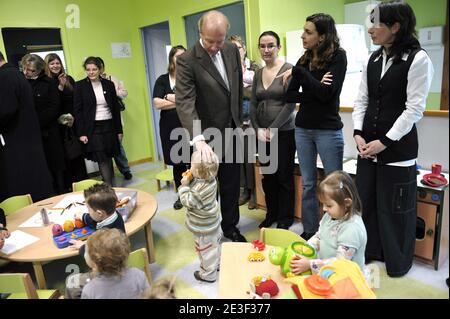 Si prega di nascondere i volti dei bambini prima della pubblicazione il 13 febbraio 2009 il Ministro francese del lavoro, delle relazioni con i lavoratori, della famiglia e della solidarietà Brice Hortefeux inaugura un vivaio a Fere en Tardenois, vicino a Reims, in Francia. Foto di Elodie Gregoire/ABACAPRESS.COM Foto Stock