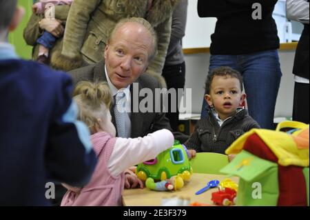 Si prega di nascondere i volti dei bambini prima della pubblicazione il 13 febbraio 2009 il Ministro francese del lavoro, delle relazioni con i lavoratori, della famiglia e della solidarietà Brice Hortefeux inaugura un vivaio a Fere en Tardenois, vicino a Reims, in Francia. Foto di Elodie Gregoire/ABACAPRESS.COM Foto Stock