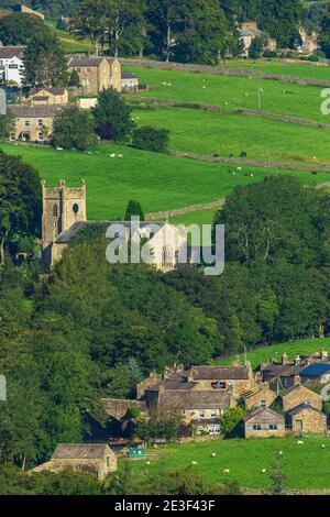 Ritratto del villaggio rurale di Langthwaite, Arkengarthdale, essendo parte di Swaledale nel Yorkshire Dales con Chiesa, campi verdi e cottage Foto Stock
