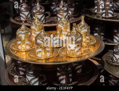 Fatto a mano multicolor turco tazze di caffè sul mercato Foto Stock
