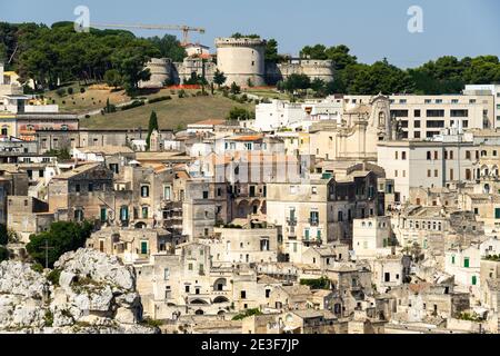 Sassi storico quartiere di Matera con Castello Tramontano in cima alla collina, Basilicata, Italia Foto Stock
