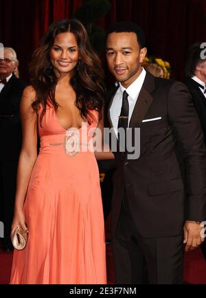 John Legend e Christine Teigen arrivano alla 81° cerimonia Academy Awards, tenutasi presso il Kodak Theatre di Los Angeles, California, USA il 22 febbraio 2009. Foto di Lionel Hahn/ABACAPRESS.COM (nella foto : John Legend, Christine Teigen) Foto Stock