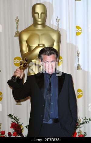 Sean Penn con il suo premio come miglior attore in un ruolo di primo piano per 'Milk', nella sala stampa della 81° cerimonia Academy Awards, tenutasi al Kodak Theatre di Los Angeles, CA, USA il 22 febbraio 2009. Foto di Lionel Hahn/ABACAPRESS.COM Foto Stock