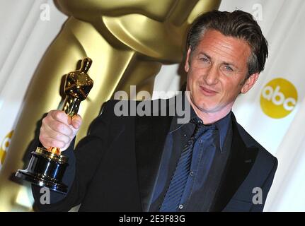 Sean Penn con il suo premio come miglior attore in un ruolo di primo piano per 'Milk', nella sala stampa della 81° cerimonia Academy Awards, tenutasi al Kodak Theatre di Los Angeles, CA, USA il 22 febbraio 2009. Foto di Lionel Hahn/ABACAPRESS.COM Foto Stock