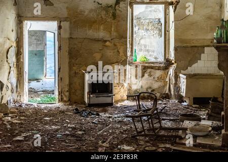 Interno di una casa abbandonata a Cracovia, città fantasma della provincia di Matera abbandonata a causa di una frana, Italia Foto Stock