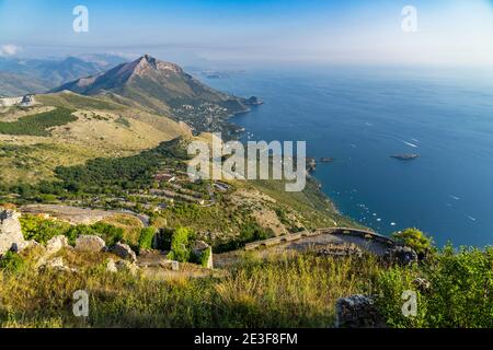 Paesaggi marini della costa tirrenica e Golfo di Policastro vista dal Monte San Biagio a Maratea, Basilicata, Italia Foto Stock