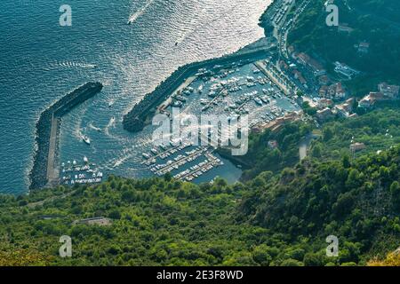 Veduta aerea del porto di Maratea sulla costa tirrenica della Basilicata e famosa meta turistica, Italia Foto Stock