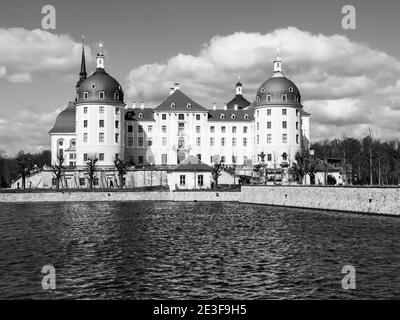 Castello barocco di Moritzburg con facciata gialla e tetto rosso in giornata di sole, Sassonia, Germania. Immagine in bianco e nero. Foto Stock