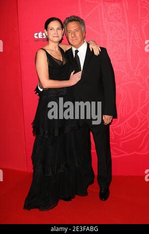 L'attore STATUNITENSE Dustin Hoffman e sua moglie arrivano alla 34a cerimonia di Cesar (premi al cinema francese), tenutasi al Theatre du Chatelet di Parigi, in Francia, il 27 febbraio 2009. Foto di Guignebourg-Nebinger/ABACAPRESS.COM Foto Stock