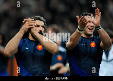 La gioia finale di Lionel Nallet e Sebastien Chabal in Francia durante il Campionato RBS sei Nazioni 2009 Rugby Union, Francia contro Galles allo 'stade de France' di Saint-Denis, Francia, il 27 febbraio 2009. La Francia ha vinto il 21-16. Foto di Henri Szwarc/Cameleon/ABACAPRESS.COM Foto Stock