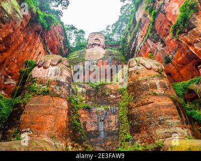 Buddha gigante a Leshan, Sichuan, Cina, vista dal basso Foto Stock