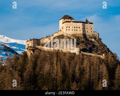 Castello di Tarasp - castello fortificato di montagna nelle Alpi svizzere, Engadin, Svizzera. Foto Stock