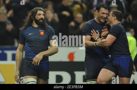 (L-R) Sebastien Chabal, Lionel Nallet e Bejamin Kayser in Francia festeggiano dopo il RBS Six Nations Championship 2009 Rugby Union, Francia vs Galles al 'stade de France' a Saint-Denis, Francia, il 27 febbraio 2009. Foto di Steeve McMay/Cameleon/ABACAPRESS.COM Foto Stock