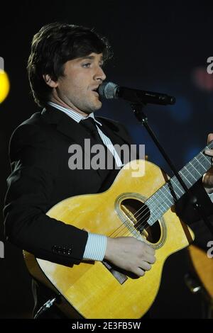 Il cantante francese Thomas Dutronc suona dal vivo durante la 24a cerimonia dei Victoires de la Musique tenutasi nella sala Zenith di Parigi, in Francia, il 28 febbraio 2009. Foto di Thierry Orban/ABACAPRESS.COM Foto Stock