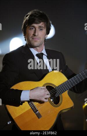 Il cantante francese Thomas Dutronc suona dal vivo durante la 24a cerimonia dei Victoires de la Musique tenutasi nella sala Zenith di Parigi, in Francia, il 28 febbraio 2009. Foto di Thierry Orban/ABACAPRESS.COM Foto Stock