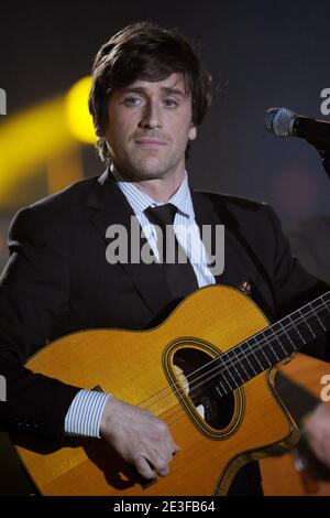 Il cantante francese Thomas Dutronc suona dal vivo durante la 24a cerimonia dei Victoires de la Musique tenutasi nella sala Zenith di Parigi, in Francia, il 28 febbraio 2009. Foto di Thierry Orban/ABACAPRESS.COM Foto Stock