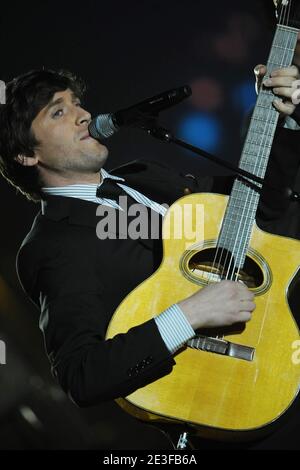 Il cantante francese Thomas Dutronc suona dal vivo durante la 24a cerimonia dei Victoires de la Musique tenutasi nella sala Zenith di Parigi, in Francia, il 28 febbraio 2009. Foto di Thierry Orban/ABACAPRESS.COM Foto Stock