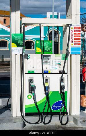 Lisbona, Portogallo - 10 febbraio 2018: Vista frontale della pompa a gas BP British Petroleum con formula Ultimate - stazione di servizio senza clienti in una calda giornata invernale a Lisbona Foto Stock