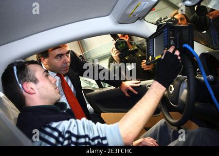 Ministro junior per l'industria e i consumatori, il portavoce del governo Luc Chatel visita la fabbrica Smart ad Hambach, in Francia, il 24 febbraio 2009. Foto di Mathieu Cugnot/ABACAPRESS.COM Foto Stock