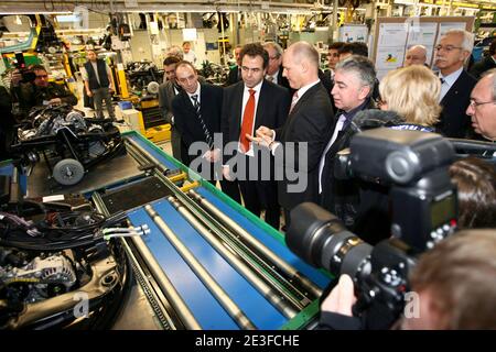 Ministro junior per l'industria e i consumatori, il portavoce del governo Luc Chatel visita la fabbrica Smart ad Hambach, in Francia, il 24 febbraio 2009. Foto di Mathieu Cugnot/ABACAPRESS.COM Foto Stock