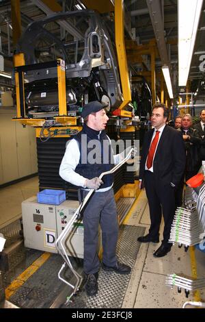 Ministro junior per l'industria e i consumatori, il portavoce del governo Luc Chatel visita la fabbrica Smart ad Hambach, in Francia, il 24 febbraio 2009. Foto di Mathieu Cugnot/ABACAPRESS.COM Foto Stock