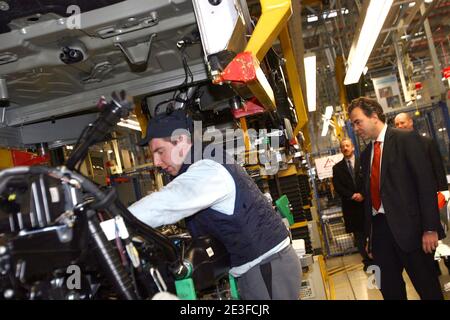 Ministro junior per l'industria e i consumatori, il portavoce del governo Luc Chatel visita la fabbrica Smart ad Hambach, in Francia, il 24 febbraio 2009. Foto di Mathieu Cugnot/ABACAPRESS.COM Foto Stock