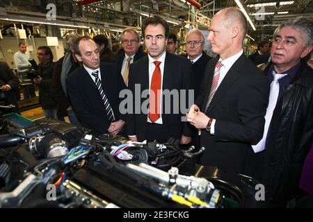 Ministro junior per l'industria e i consumatori, il portavoce del governo Luc Chatel visita la fabbrica Smart ad Hambach, in Francia, il 24 febbraio 2009. Foto di Mathieu Cugnot/ABACAPRESS.COM Foto Stock