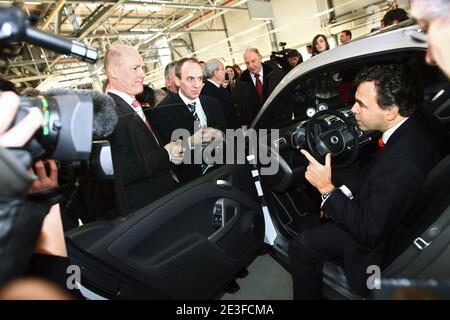 Ministro junior per l'industria e i consumatori, il portavoce del governo Luc Chatel visita la fabbrica Smart ad Hambach, in Francia, il 24 febbraio 2009. Foto di Mathieu Cugnot/ABACAPRESS.COM Foto Stock