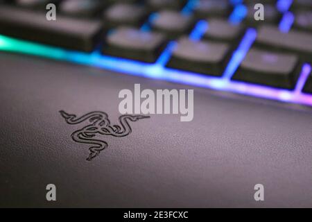 Simbolo Razer inciso sulla pelle della tastiera Ornata Chroma, tasti illuminati e colorati. Foto Stock