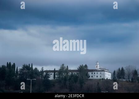 Chiesa di Kostanjevica e Monastero sulla collina di Nova Gorica. Foto serale dalla stazione ferroviaria di Nova Gorica. Con decorazione di Natale. Foto Stock