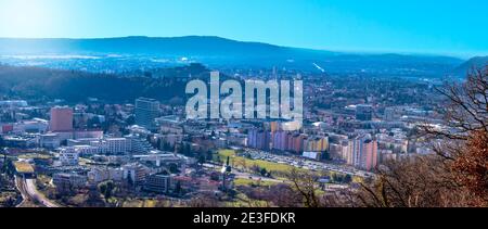 Nova Gorica Slovenia Panorama dalla collina di Kekec. Inizia con la parte centrale del Centro Nova Gorica. Nel Medio Colle Gorizia Castello Italia. Entrambe le città W Foto Stock