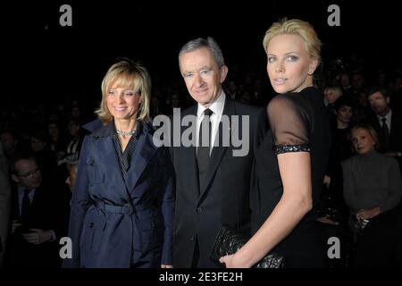 Bernard Arnault con sua moglie Helene e Charlize Theron partecipa alla mostra della collezione Ready-to-Wear 2009-2010 di Christian Dior, a Parigi, in Francia, il 6 marzo 2009. Foto di Frederic Nebinger/ABACAPRESS.COM Foto Stock