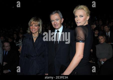 Bernard Arnault con sua moglie Helene e Charlize Theron partecipa alla mostra della collezione Ready-to-Wear 2009-2010 di Christian Dior, a Parigi, in Francia, il 6 marzo 2009. Foto di Frederic Nebinger/ABACAPRESS.COM Foto Stock