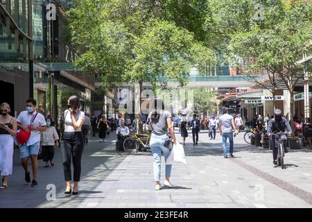 Covid 19 a Sydney acquirenti in Pitt Street Mall indossare Maschere di protezione durante la pandemia, Sydney, Australia Foto Stock