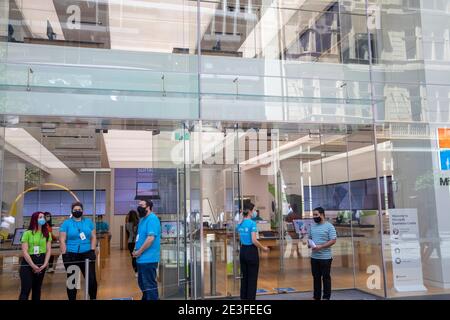 Personale Microsoft fuori dal negozio principale di Pitt Street Sydney indossare i facemark durante la pandemia mentre accolgono i clienti al Negozio, Sydney Foto Stock