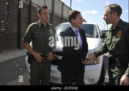 Il Ministro francese dell'immigrazione, dell'integrazione, dell'identità nazionale e dello sviluppo reciprocamente solidale Eric Besson parla con gli agenti messicani della dogana e della protezione delle frontiere durante la sua visita al valico di frontiera da Tijuana a San Ysidro, Messico, il 6 marzo 2009. Questo passaggio di frontiera da Tijuana, Messico a San Ysidro, California Stati Uniti è il passaggio di frontiera più trafficato del mondo. Foto di Gregoire Elodie/ABACAPRESS.COM Foto Stock