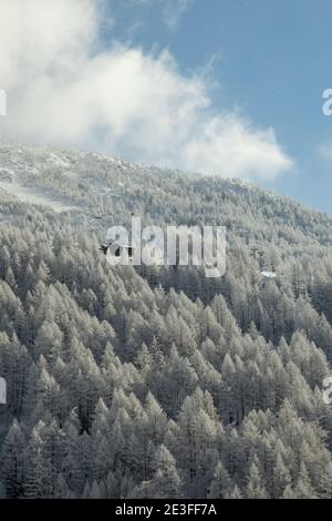 Un paesaggio invernale con solitaria capanna tra una foresta ghiacciata in Svizzera. Foto Stock