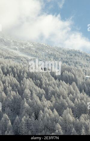 Un paesaggio invernale con solitaria capanna tra una foresta ghiacciata in Svizzera. Foto Stock