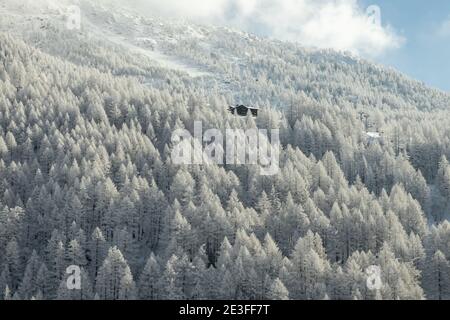 Un paesaggio invernale con solitaria capanna tra una foresta ghiacciata in Svizzera. Foto Stock