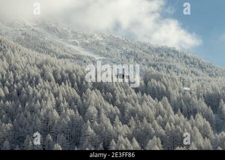 Un paesaggio invernale con solitaria capanna tra una foresta ghiacciata in Svizzera. Foto Stock