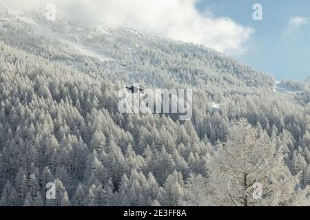 Un paesaggio invernale con solitaria capanna tra una foresta ghiacciata in Svizzera. Foto Stock