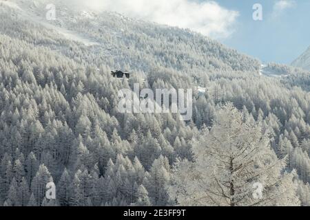 Un paesaggio invernale con solitaria capanna tra una foresta ghiacciata in Svizzera. Foto Stock